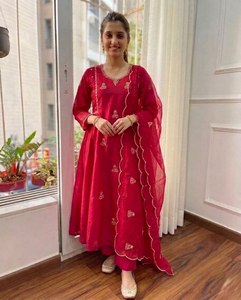 ฤดูกาลนี้ ลองสวมใส่เสื้อปักลายประดับเลื่อมและกระจกแท้ พร้อมกางเกงและผ้าคลุมไหล่ของเรา - Product Image 3