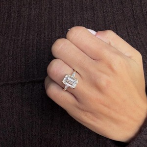 Anillo de compromiso de oro amarillo de 14K con tres diamantes cultivados en laboratorio de corte esmeralda de 4.5 TCW, media engaste y baguettes cónicas laterales, ideal para aniversario. - Product Image 1