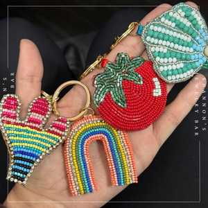 พวงกุญแจคาราไบเนอร์ปักมือลายรุ้งประดับลูกปัดจาก SHANNON'S JEWELRY BAR ดีไซน์น่ารัก ทำจากผ้าสักหลาด เป็นมิตรต่อสิ่งแวดล้อม - Product Image 2