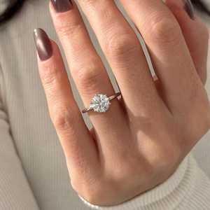 Bague de fiançailles en or blanc avec diamant rond brillant de laboratoire de 2 carats E VVS2, halo caché, certifiée IGI - Product Image 2