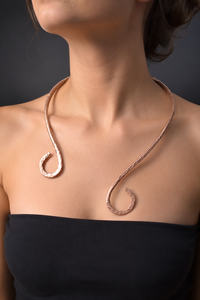 Collar de Cobre Hecho a Mano de Lujo con Diseño de Espiral, Personalizado, en Tono Dorado, Regalo Promocional Novedoso para el Día del Padre y Navidad - Product Image 6