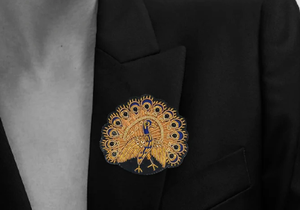 Parche Bordado a Mano Unisex Mor Peacock con Hilo Metálico, Impermeable, Estilo Carzon de Lujo, con Alfinete de Seguridad, Personalizable - Product Image 2