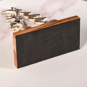 Encantadora Figura de Reno Plateado y Árbol de Navidad Montada Sobre una Base de Madera para Decoración Festiva y Exhibición en Mesa - Product Image 4