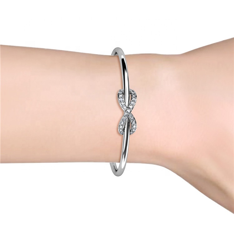 SWAROVSKI スワロフスキー リボン バングル♡ SWAROVSKI スワロフスキー Swarovski リボン LIFELONG BOW