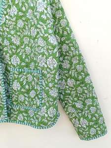 Chaqueta de Algodón Acolchada Floral Verde Hecha a Mano: Prenda Reversible para Mujer - Product Image 5