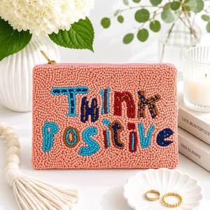 Monedero Tradicional Hecho a Mano con Bordado y Cuentas, con Hermosos Detalles Coloridos para Mujeres y Colecciones de Accesorios Étnicos - Product Image 4