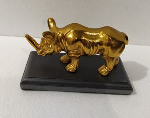 Escultura de estatua de rinoceronte de aluminio Estatuilla Técnica de fundición de mesa con temática de animales - Product Image 4
