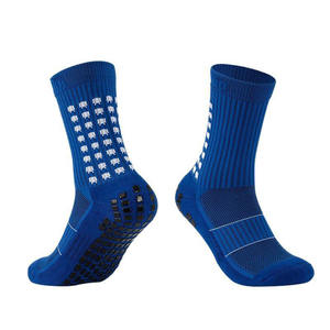 Chaussettes de football haute performance antidérapantes pour hommes et femmes, respirantes, avec logo sur le dessous. - Product Image 6