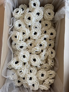 Flor de Madera Sola Artificial Decorativa VADEE, Rosa Hecha a Mano de 10cm, Blanca Premium, Sostenible, de Tailandia, Venta al Por Mayor - Product Image 5
