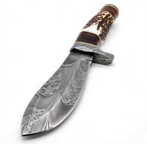 Couteau de chasse artisanal en acier Damas à motif plume, manche en bois de cerf et garde en Damas - Product Image 3