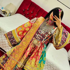 Vista detallada del vestido nupcial afgano Kuchi con una masiva gargantilla de monedas plateadas y bordados multicolor con detalles vibrantes e informales. - Product Image 1