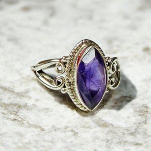 Anillo de Amatista Natural con Engaste de Bisel Hecho a Mano en Plata de Ley 925, Corte Marquesa, Piedra Púrpura, Anillo de Declaración para Mujer - Product Image 1