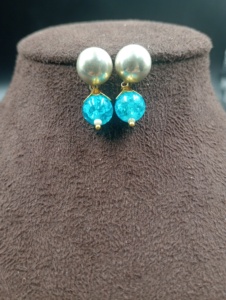 Boucles d'oreilles pendantes en laiton plaqué or Amaira Jewels, serties de perles naturelles, style vintage, pour femmes, occasions de fête, hindouisme - Product Image 5