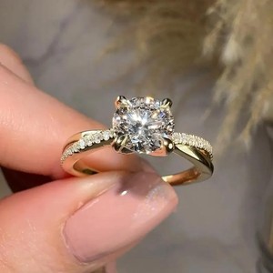 Anillo de Compromiso con Diamante Cultivado en Laboratorio, Corte Brillante Redondo, en Oro Amarillo Sólido con Banda Pavé, Joyería Fina, Regalo para Mujer - Product Image 1