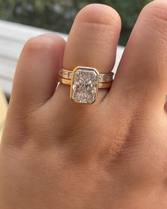 Anillo de Compromiso con Diamante Radiante de Laboratorio de 3 Quilates con Corte Esmeralda y Banda Eternity en Oro de 18K, Certificado IGI - Product Image 4