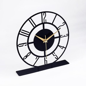 Horloge de bureau minimaliste en métal, forme circulaire, fonctionne à piles, mouvement à quartz, cadre noir, aiguilles dorées, chiffres romains - Product Image 1