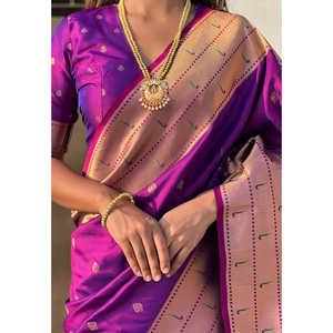 Sari de Seda Paithani de Primera Calidad con Zari Color Vino y Gudi Tejido para Gudi Padwa, Ropa India y Pakistaní - Product Image 1