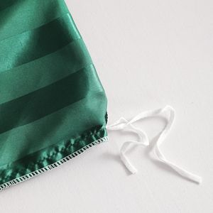 Juego de tres fundas de edredón de satén lujosamente sedoso verde oscuro - Product Image 3