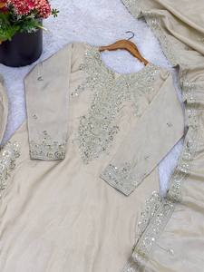 Nueva Colección de Diseñador: Conjunto de Traje Palazzo Indio para Bodas Especiales con Bordado Intenso en la Parte Superior, Inferior y Dupatta, a Precio de Mayoreo - Product Image 4