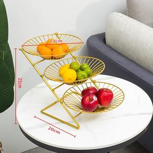 Cesta para frutas de metal elegante, de color dorado y de excelente calidad, que aporta una estética profesional, estilo cafetería, a las cocinas domésticas. - Product Image 4