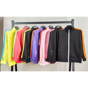 ชุดกีฬาแฟชั่นคุณภาพสูง แจ็คเก็ตทันสมัย พร้อมแถบข้างตัวเสื้อปักอักษรย่อ กางเกงวอร์มแบบมีริบบิ้น ชุดเซ็ตแทรคสูท - Product Image 4