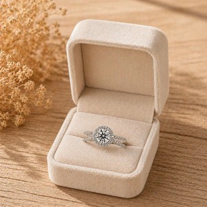Magnifique bague solitaire en or massif 10K, 14K, 18K avec halo à double sangle et diamant rond de laboratoire certifié IGI, couleur DEF, clarté VS VVS - Product Image 1