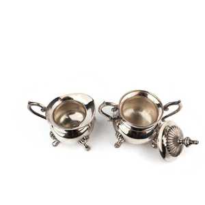 Juego de azucarera y jarra para crema en tono plateado vintage, servicio de té de metal estilo rococó, jarra para crema con base decorativa y azucarera con tapa. - Product Image 2
