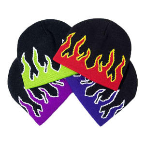 Bonnet en tricot unisexe avec motif flamme brodé sur fond noir et motifs colorés pour un style décontracté et urbain - Product Image 1