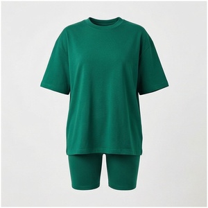 Conjunto de camiseta y pantalones cortos unisex de algodón verde, cuello redondo, manga corta, corte holgado, color sólido, atuendo informal de verano - Product Image 1