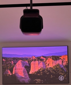 Proyector Láser Triple 4K Definitivo, Proyector de 3300 Lúmenes ISO, Google TV Netflix, Ajuste Automático de Pantalla en Tiempo Real - Product Image 3