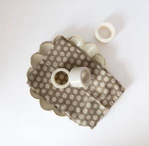 Anneau de serviette en résine au design moderne, écologique, largeur 2,5 cm, style unique, logo personnalisable, idéal pour la décoration de table à manger - Product Image 1