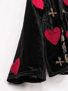 Veste en velours noir Suzani faite à la main, brodée de fleurs, cœur rouge, col mandarin, kimono artisanal, style bohème, vêtement d'extérieur pour l'automne - Product Image 5
