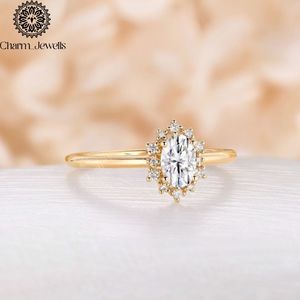 Anillo de Compromiso de Moissanita con Corte Cojín Chapado en Oro de 14K para Mujer Charm Jewels, Engaste de Flor con Puntas, Estilo Clásico, Certificado IGI 3 - Product Image 3
