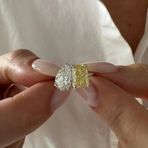 Bague Toi et Moi en Or Massif avec Diamant de Laboratoire Certifié IGI Pureté VVS2 1,5 Carat, Taille Poire Radiant Jaune Vif Fantaisie - Product Image 6