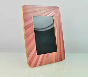 Cadre photo en bois éco-responsable fait main, minimaliste, rose rayé, personnalisable, à poser sur table ou à accrocher au mur - Product Image 1