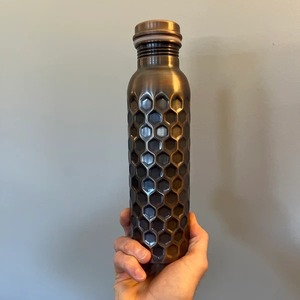 Bouteille de voyage et de sport réutilisable en cuivre pur artisanal <200ml, design classique, anti-fuite, écologique, avec couvercle, parfaite - Product Image 5