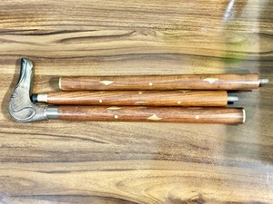 Bâtons de marche rustiques modernes en bois naturel écologique avec poignée en laiton poli, idéaux pour les cadeaux - Product Image 5