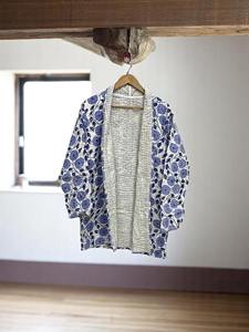 Chaqueta Gruesa de Algodón Bohemio Reversible, Transpirable, Ecológica, de Secado Rápido, con Botones de Cuerno y Acolchado Floral Kantha de Jaif Textiles - Product Image 5