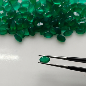 พลอยออนิกซ์สีเขียวธรรมชาติ รูปไข่ขนาด 7x5 มม. คุณภาพดีที่สุด พลอยหลวมที่ได้รับการรับรองสำหรับทำเครื่องประดับ จากร้านเรดเมาน์เทน เจมส์ - Product Image 1