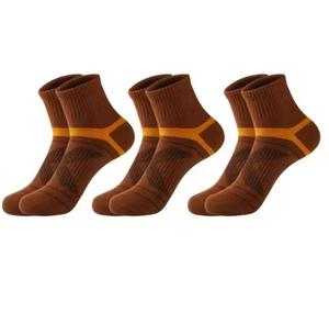 Chaussettes de sport pour hommes, respirantes, en polyester et élasthanne tricoté, épaisseur standard, motif géométrique, avec logo sur le revers, idéales pour l'été - Product Image 2