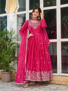 Ensemble de robe Anarkali en soie brodée rose, robe Choli à manches longues avec dupatta, longueur au sol, sans plis, pour les occasions de fête et de mariage - Product Image 1