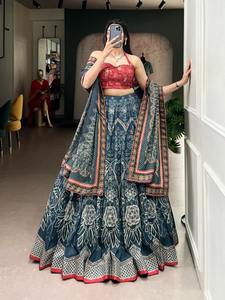 Lehenga Choli traditionnel indien pour femmes en soie Vaishali imprimée avec des perles et des dentelles Gotta Patti - Product Image 2