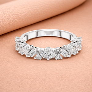 Un anillo de diamantes marquise y baguette atemporal, diseñado para una elegancia radiante, lujo moderno y brillo diario. - Product Image 2