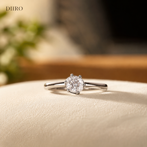 Anillo de Compromiso Clásico de Moissanita con Seis Puntas, Corte Redondo, Chapado en Oro Blanco de 18K - Product Image 2