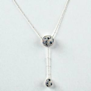 Collier en pierre précieuse de jaspe dalmatien rond de 10 mm |   Collier pendentif en laiton plaqué argent avec breloque en forme de goutte - Product Image 1