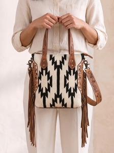 Bolso de Hombro para Mujer Estilo Saddle Bag con Flecos y Patrón Western, Tipo Tote, para Uso Diario y Viajes - Product Image 5