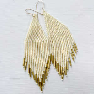 Boucles d'oreilles tendance en perles de rocaille bohèmes roses et dorées, style bohème, avec franges, vente en gros - Product Image 2