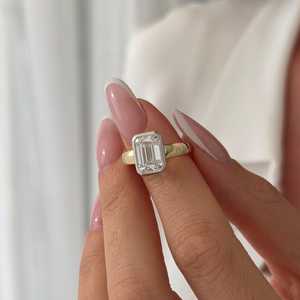 Bague solitaire à deux tons avec émeraude taille émeraude de 3 carats, sertie clos, tige conique de 3 mm, griffes en or massif 14 carats et platine, certifiée IGI - Product Image 3