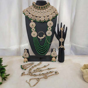 Ensemble de bijoux de mariée plaqué or Kundan avec boucles d'oreilles en pierres et perles - Product Image 4