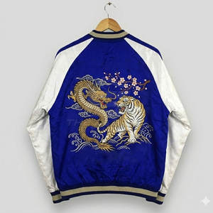 Chaqueta Sukajan de Moda Urbana con Acabado Satinado Suave y Bordado Artístico para un Look Elegante - Product Image 3